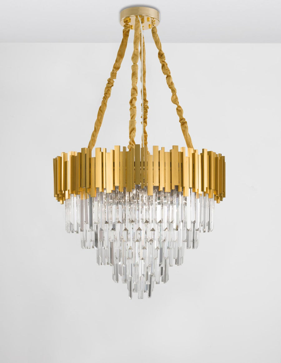 Présentation de face de la suspension dorée avec ses gradins de cristal transparent.