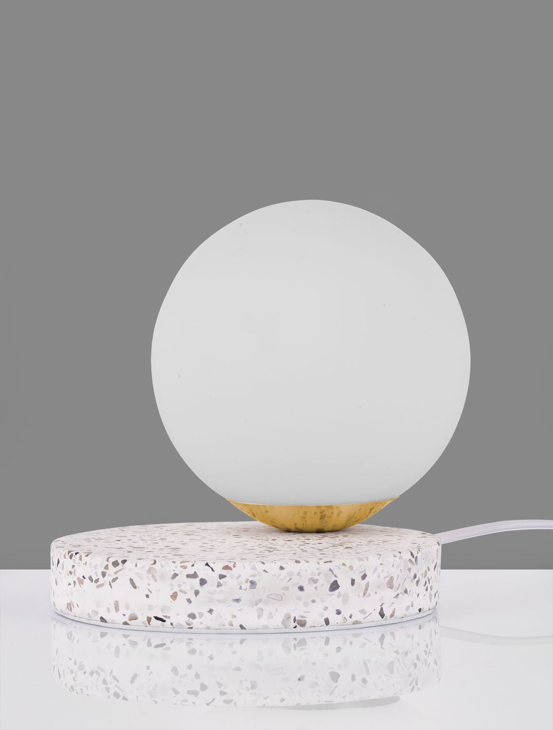 Lampe de face sur fond gris, câble d'alimentation visible
