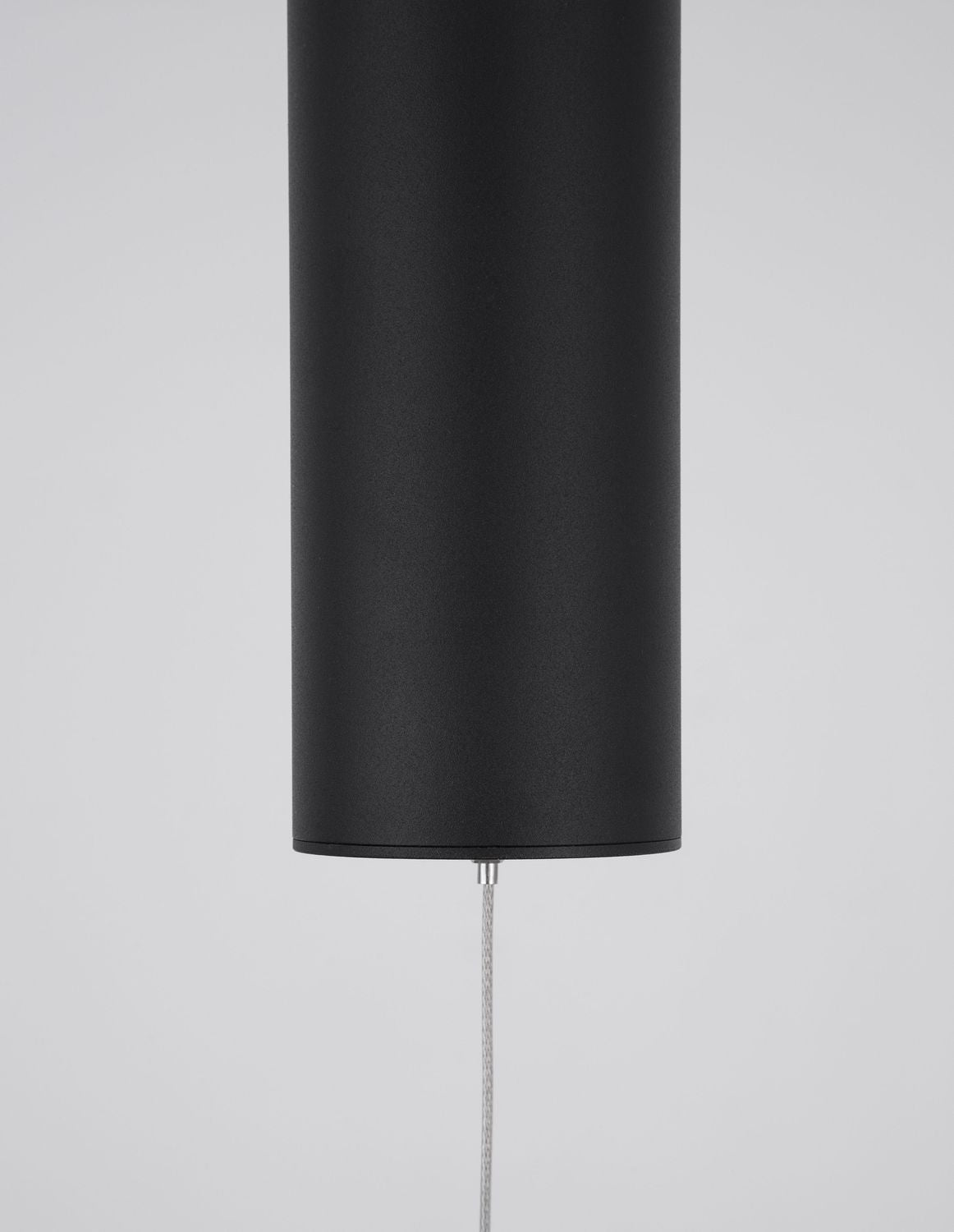 Détail du cylindre de fixation noir mat et du câble tressé argenté