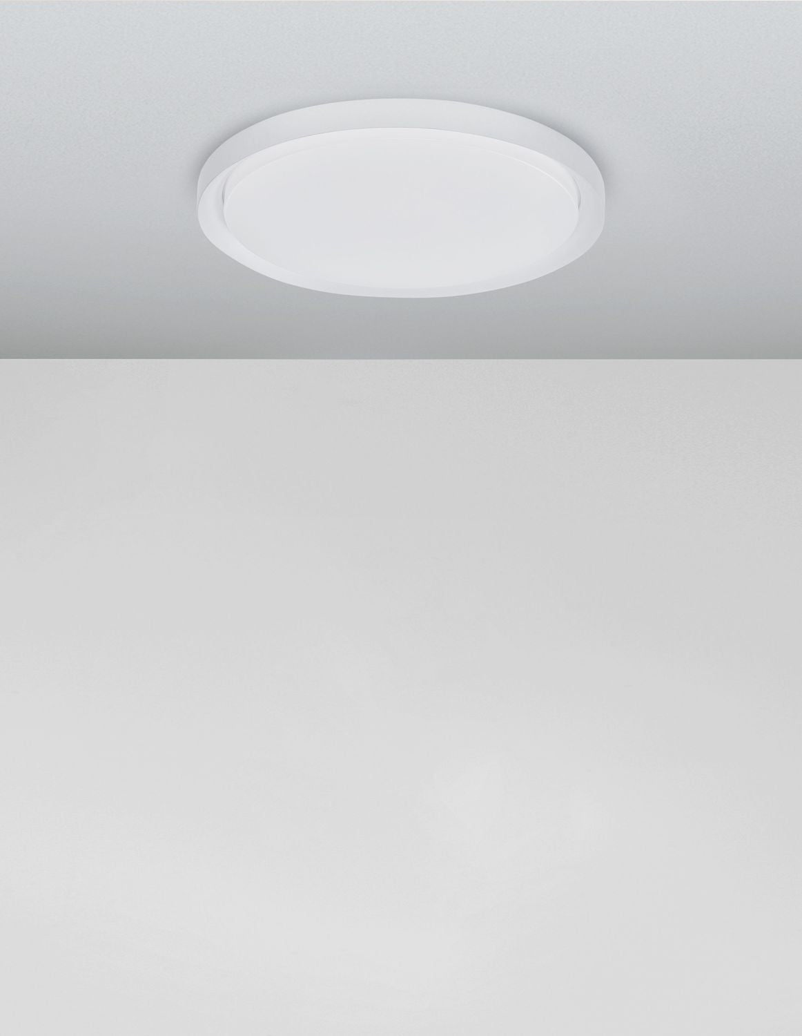 Plafonnier blanc fixé au plafond dans une pièce claire et épurée