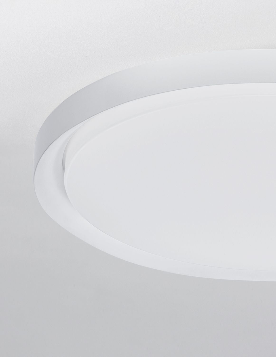 Détail rapproché du bord arrondi et de la finition blanche satinée du luminaire
