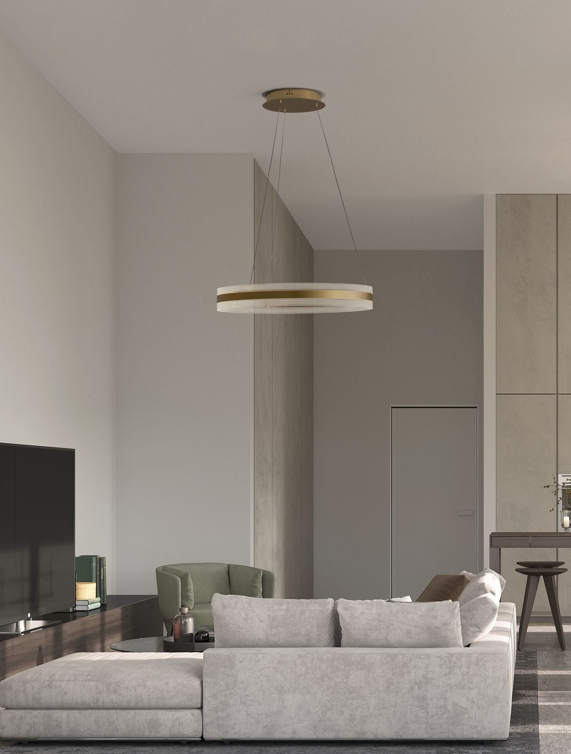 Suspension anneau dorée allumée dans un salon contemporain, au-dessus du canapé