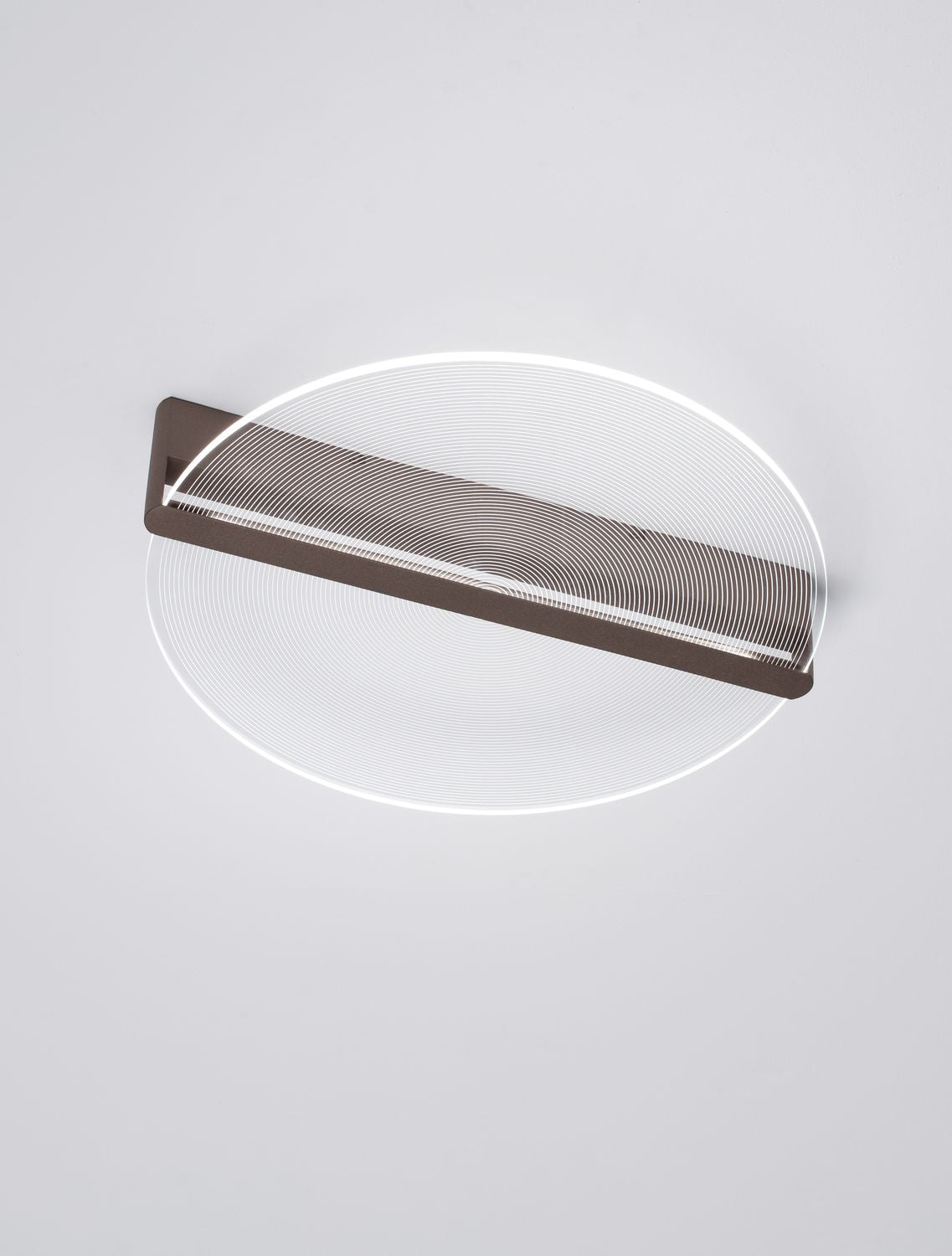 Plafonnier rond en fonctionnement, halo lumineux diffus sur plafond blanc