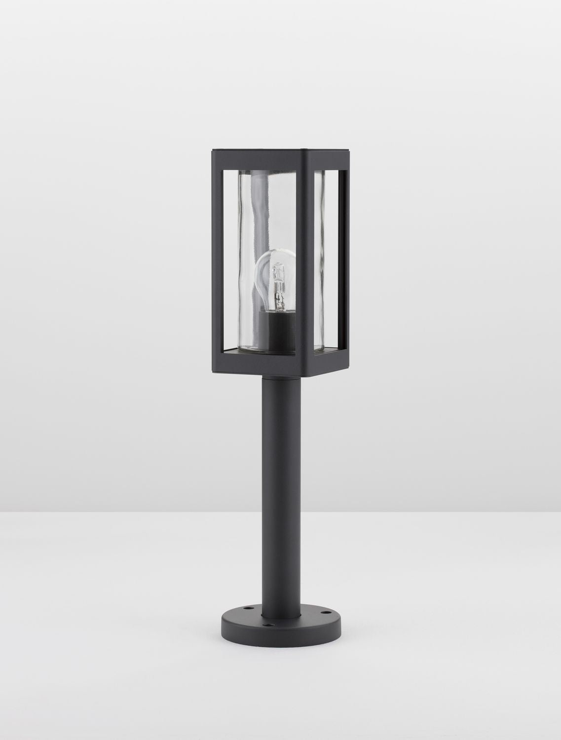 Autre vue du luminaire noir sur fond blanc, montrant le cadre métallique et le verre protecteur.
