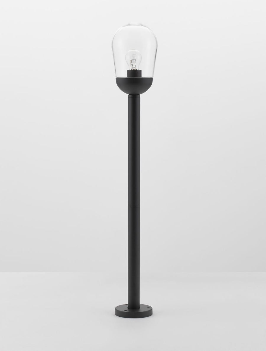 Vue entière du lampadaire sur fond clair, pied noir et coupole transparente