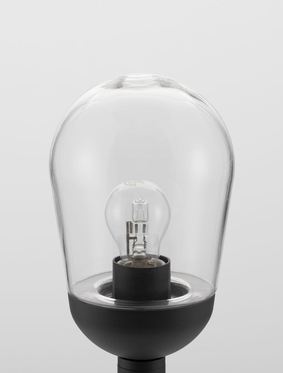 Détail du globe en verre transparent contenant une ampoule à filament