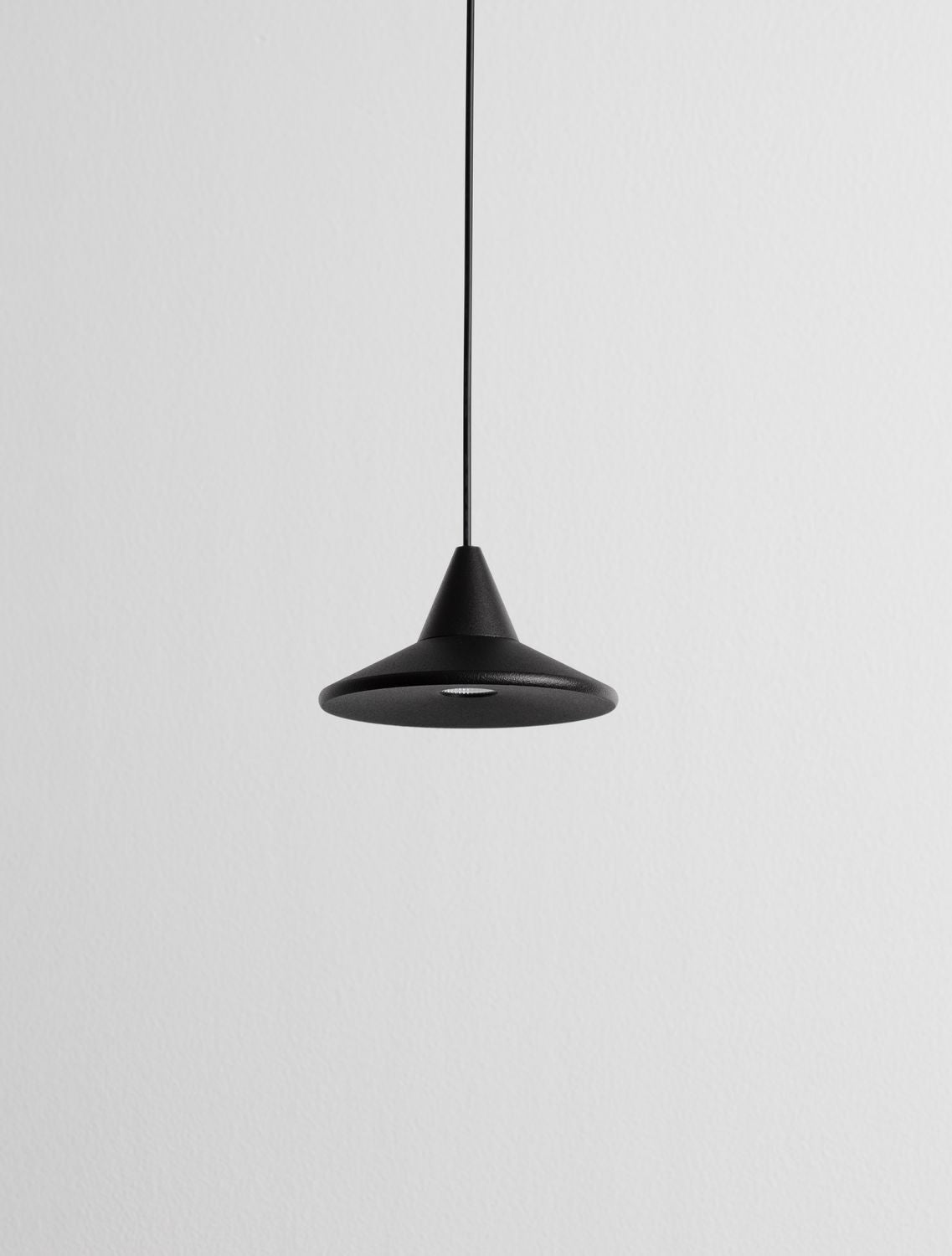 Gros plan sur le dessous de l'abat-jour noir, source LED éclairée