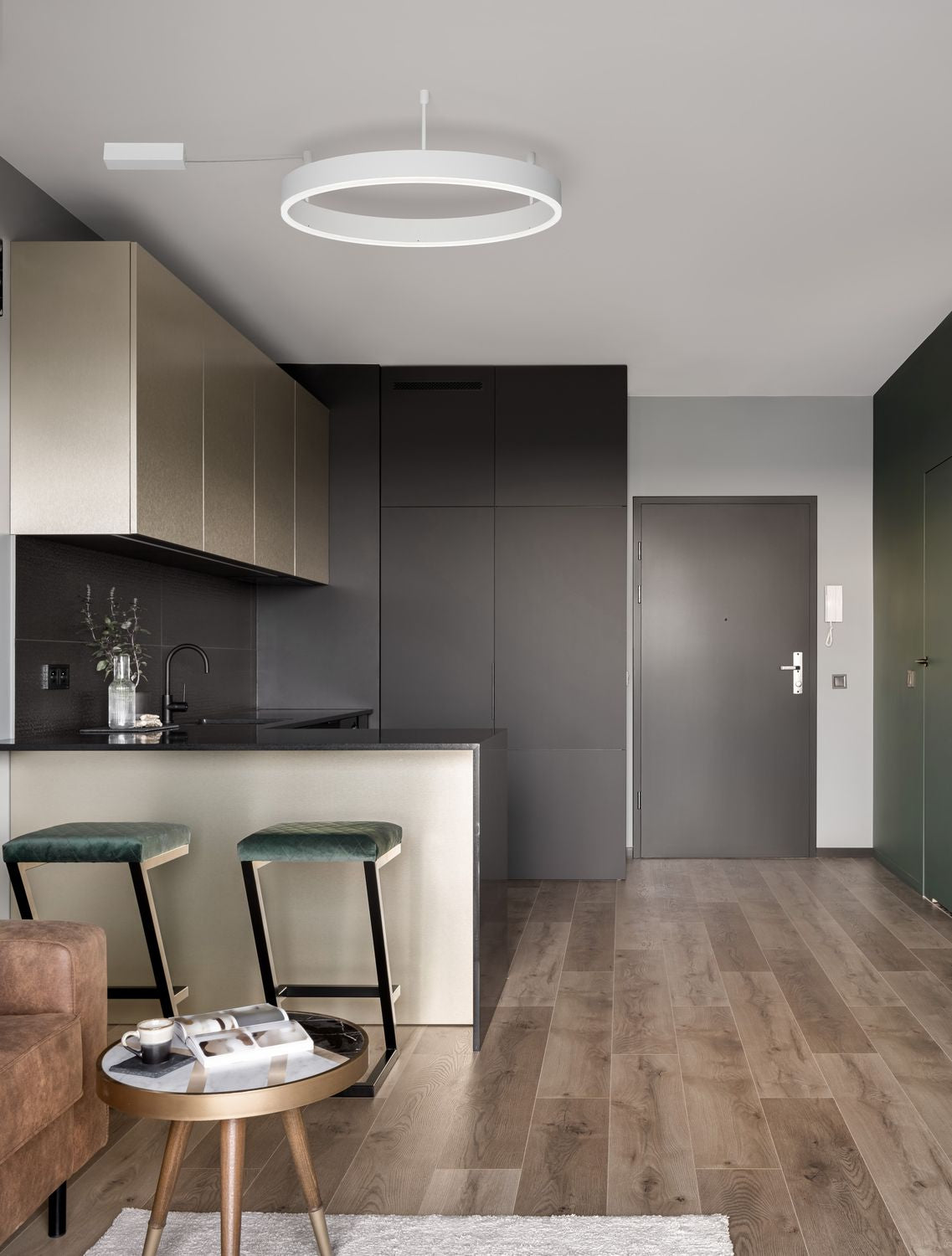 Suspension anneau blanc fine installée au plafond d'une cuisine moderne en ambiance
