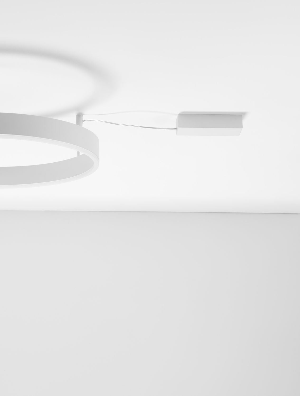 Détail du câble et du boîtier blanc de fixation au plafond