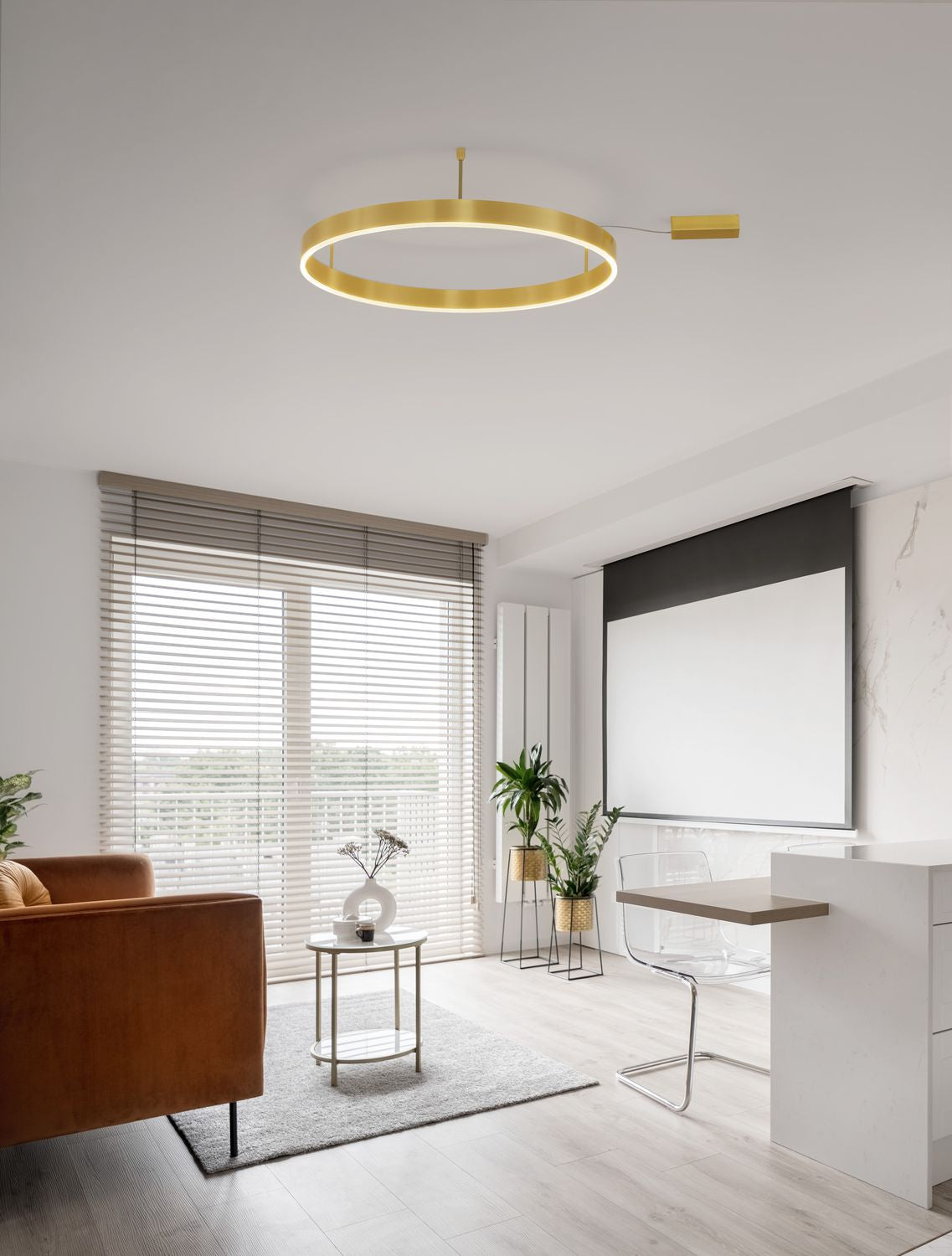 Salon contemporain avec canapé en cuir et plafonnier anneau doré allumé au plafond