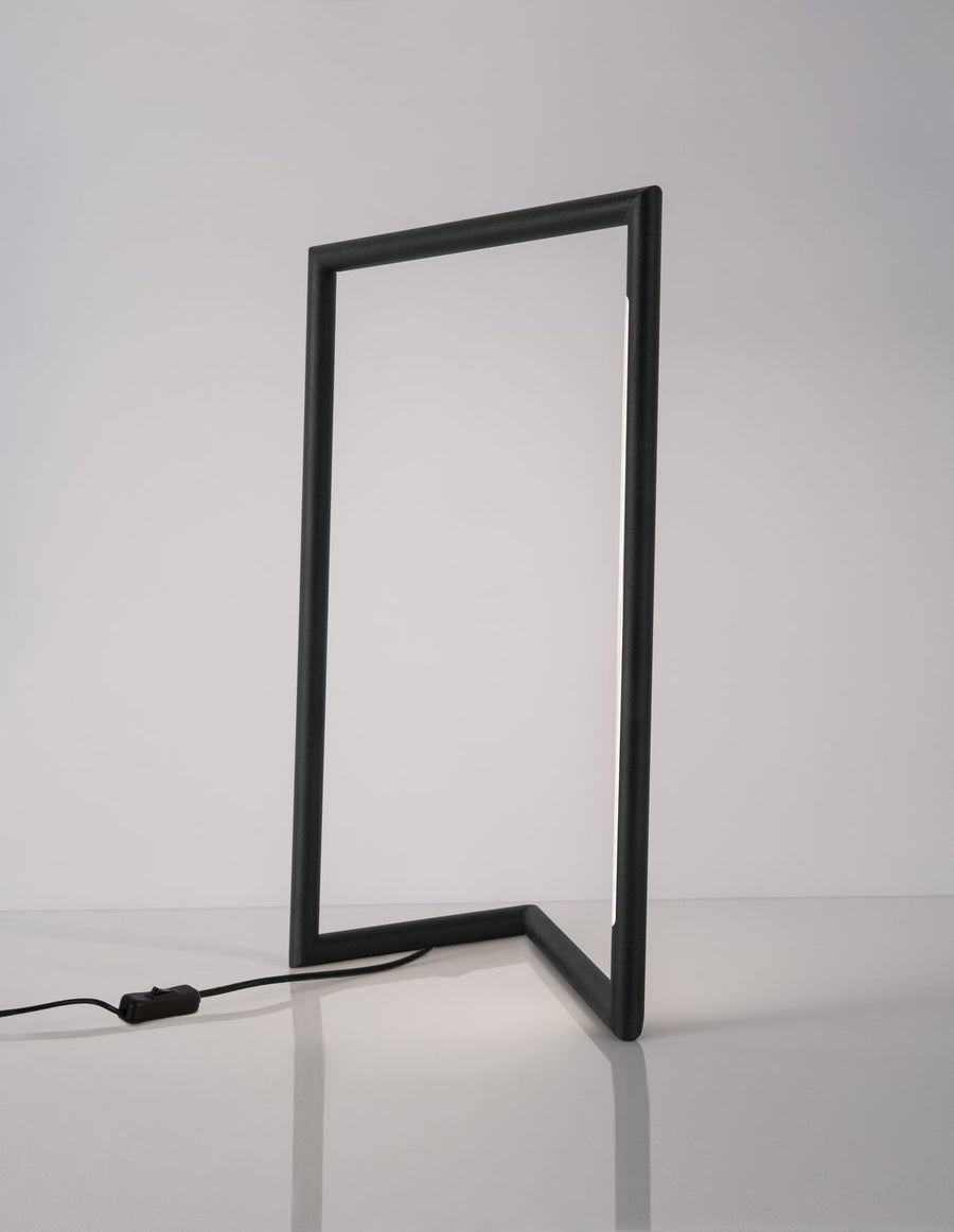 Vue de biais du cadre éclairé, tube LED blanc visible à l'intérieur