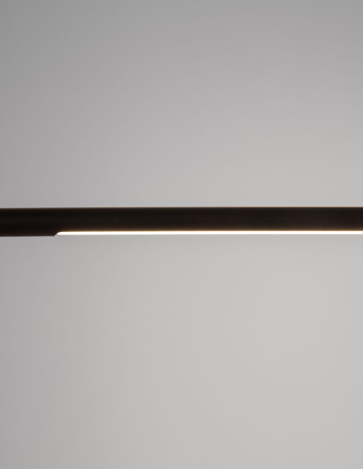Détail rapproché du tube LED linéaire allumé sous la barre supérieure