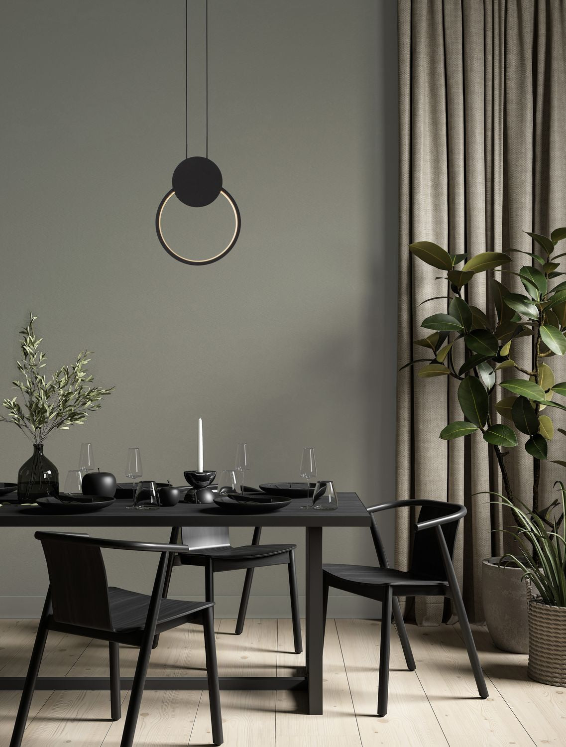 Suspension noire allumée au-dessus d'une table à manger dans un intérieur contemporain