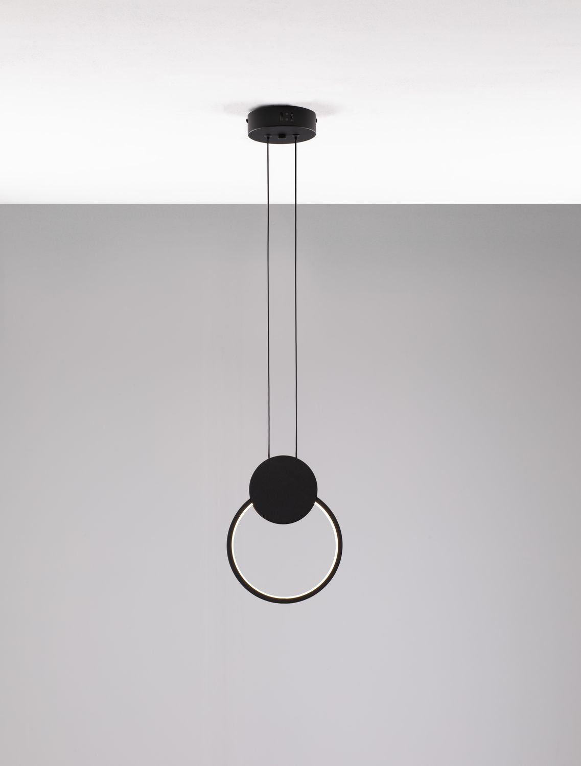 Même suspension allumée, l'anneau diffuse une lumière chaude et douce