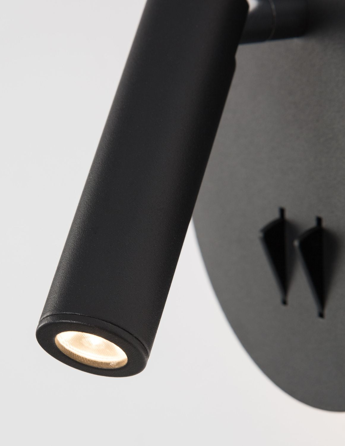 Détail du projecteur cylindrique noir et de sa lentille LED allumée