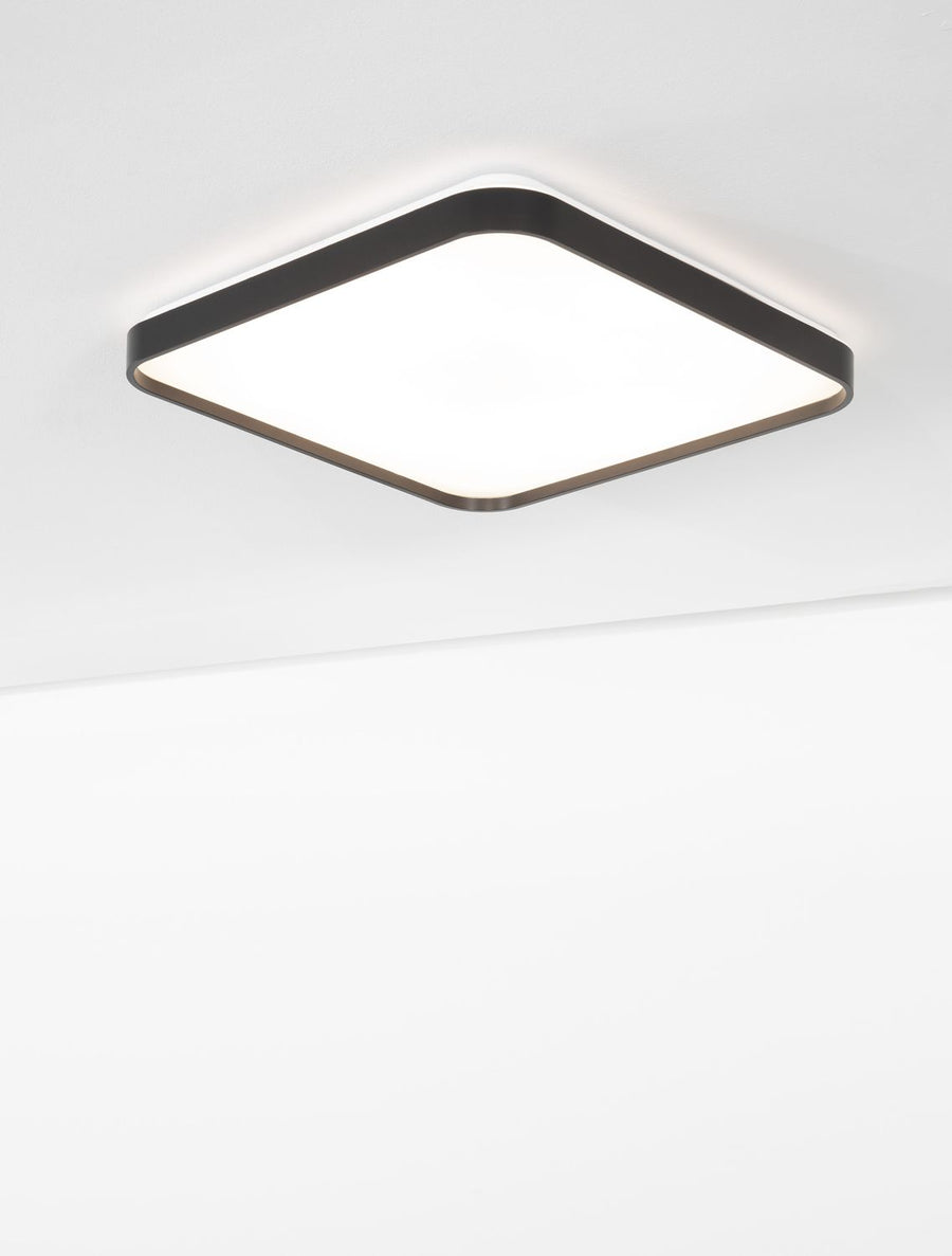 Vue plongeante du luminaire éclairé fixé au plafond, lumière homogène