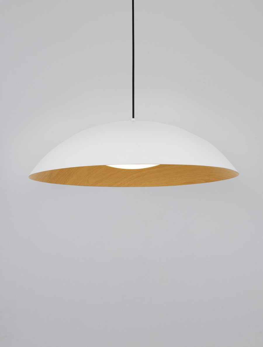 Autre vue de la suspension blanche, mettant en valeur la forme bombée et l'intérieur bois.