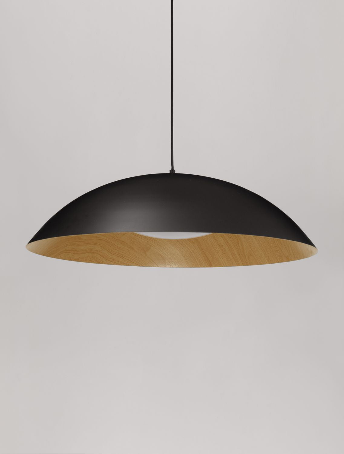 Détail rapproché de l'abat-jour noir mat à intérieur en bois clair