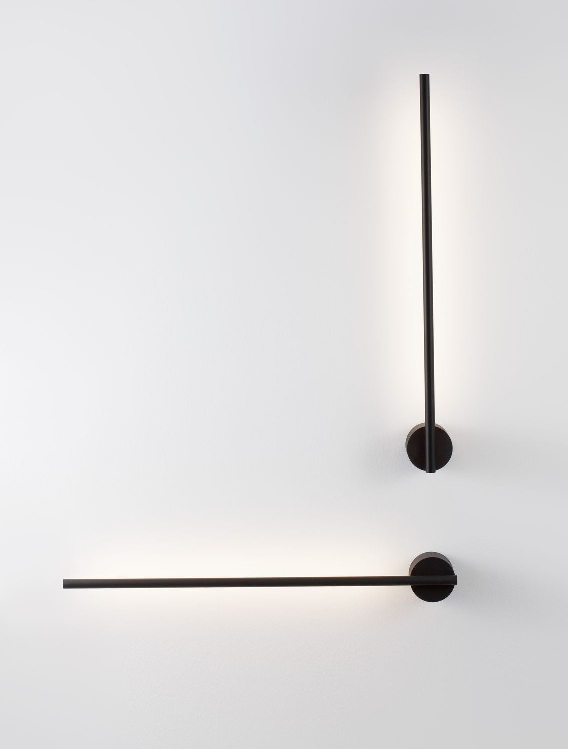 Deux appliques présentées verticalement et horizontalement, tige orientable