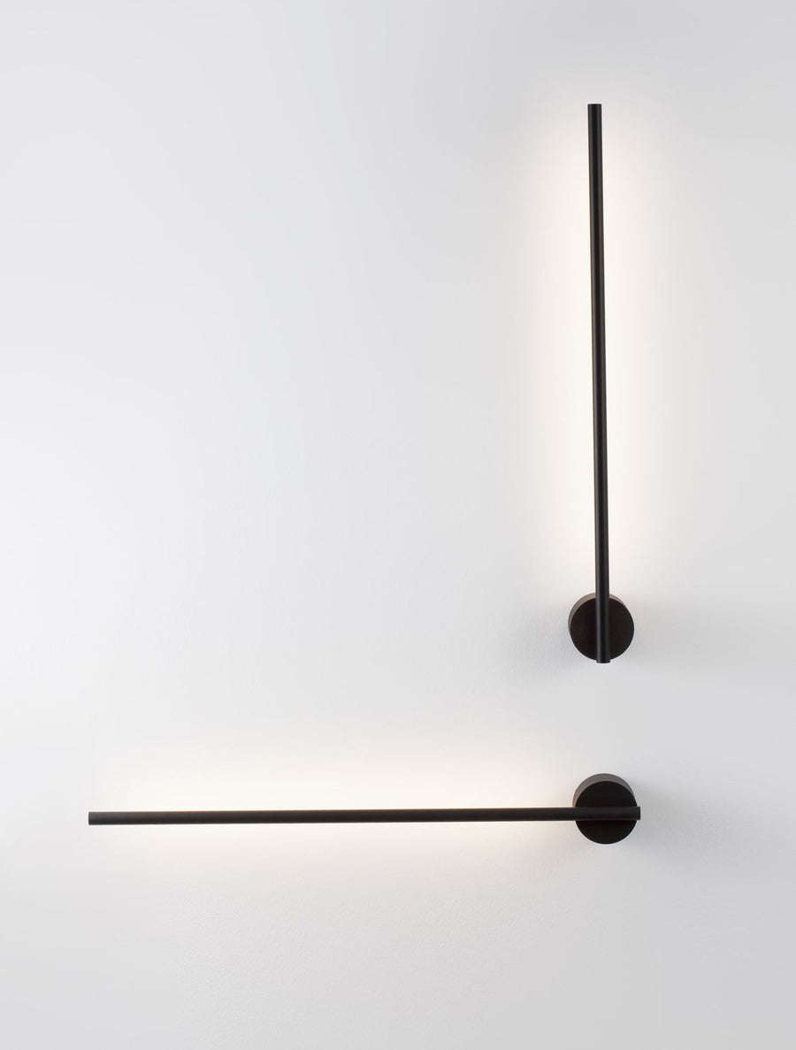 Deux appliques présentées verticalement et horizontalement, tige orientable