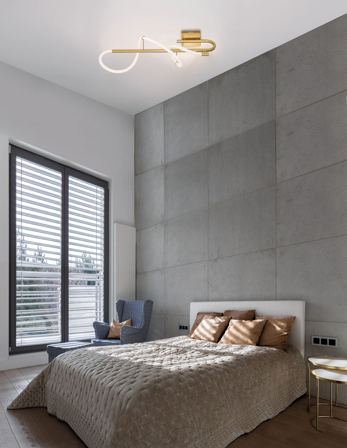 Vue d'ambiance, applique laiton allumée fixée au plafond au-dessus d'un lit gris