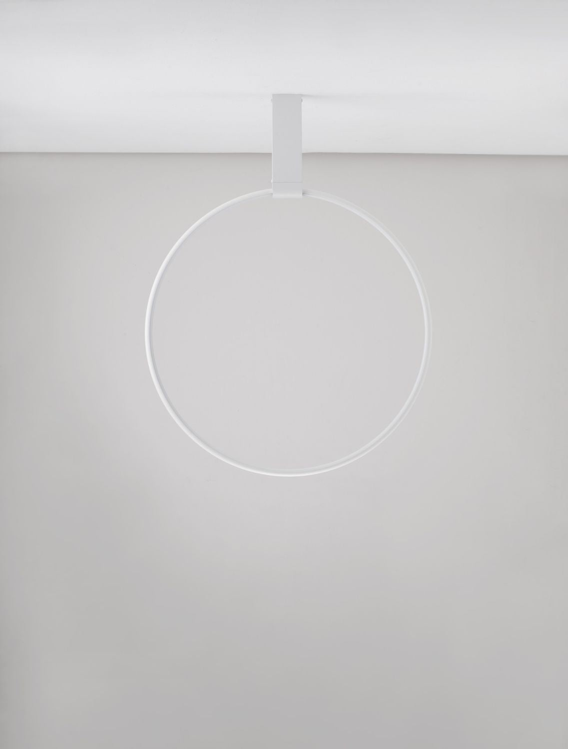 Suspension blanche allumée, cercle lumineux fin suspendu au plafond