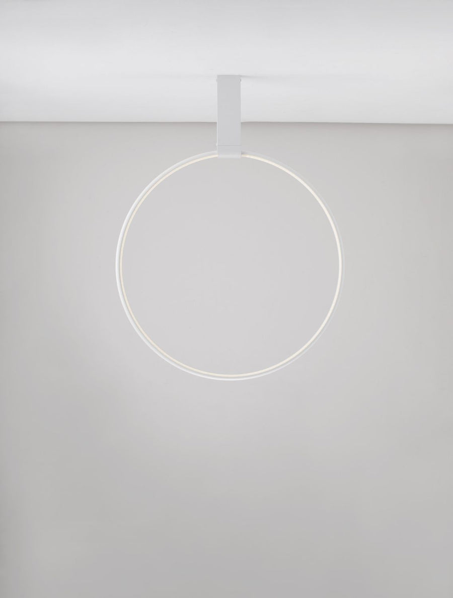 Détail de la lumière diffuse du cercle blanc suspendu, montage épuré