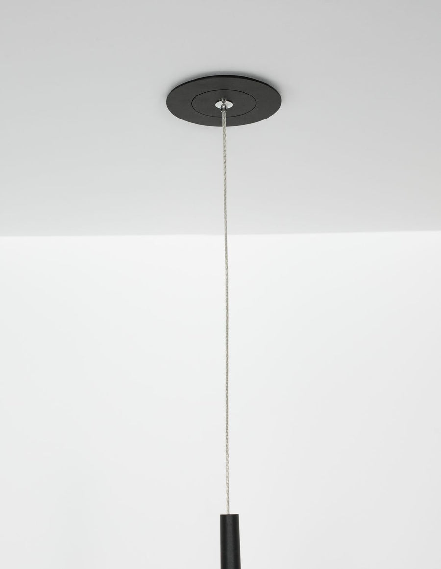 Détail de la rosace ronde noire au plafond et du câble tressé