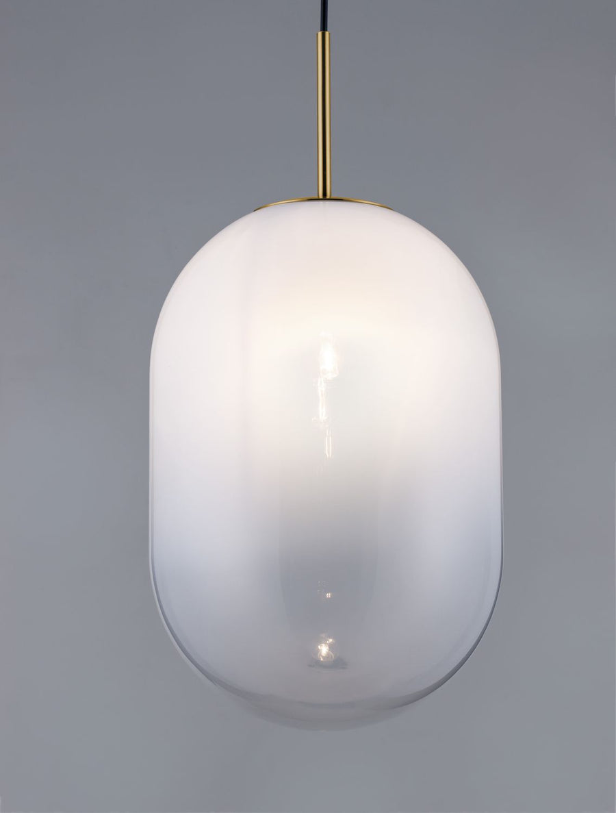 Détail du globe en verre blanc laissant apparaître l'ampoule allumée à l'intérieur.