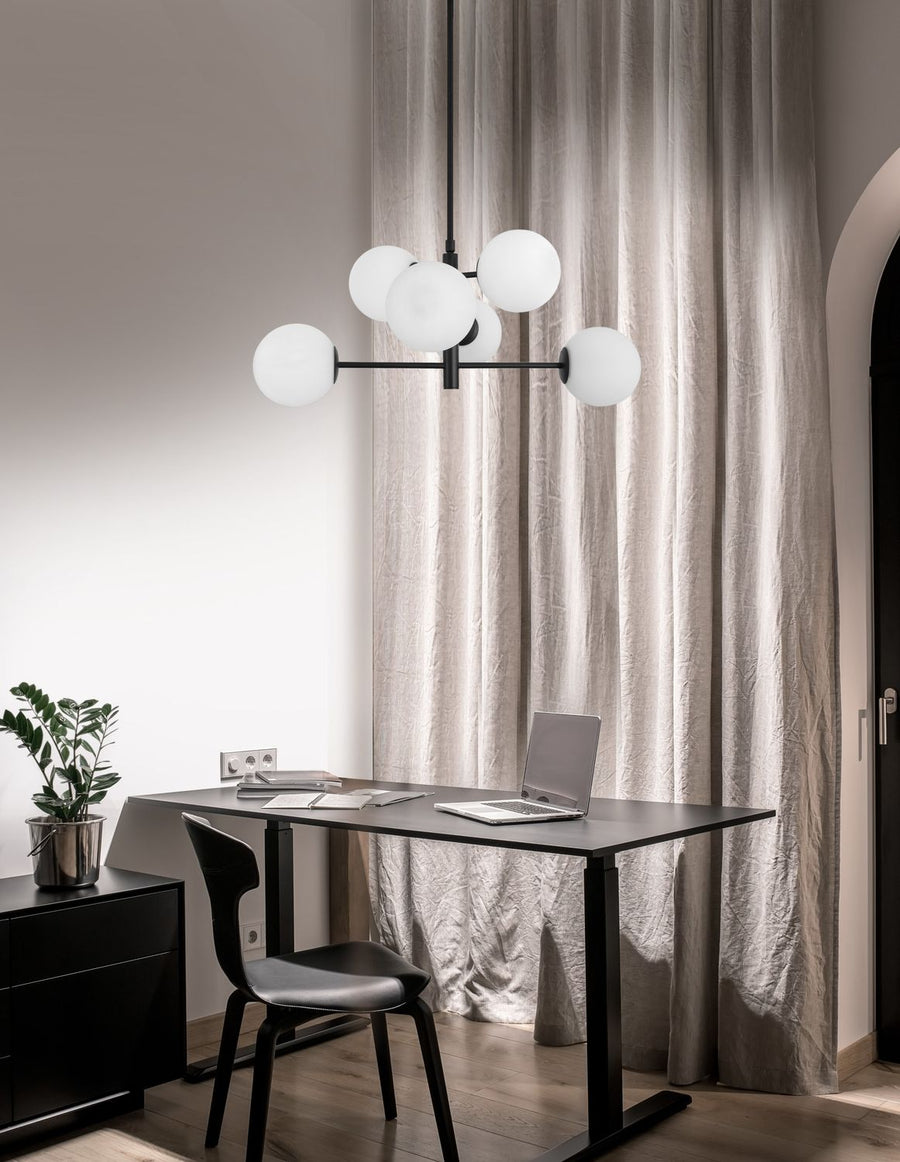 Suspension noire à six globes blancs éclairant un bureau dans un intérieur moderne