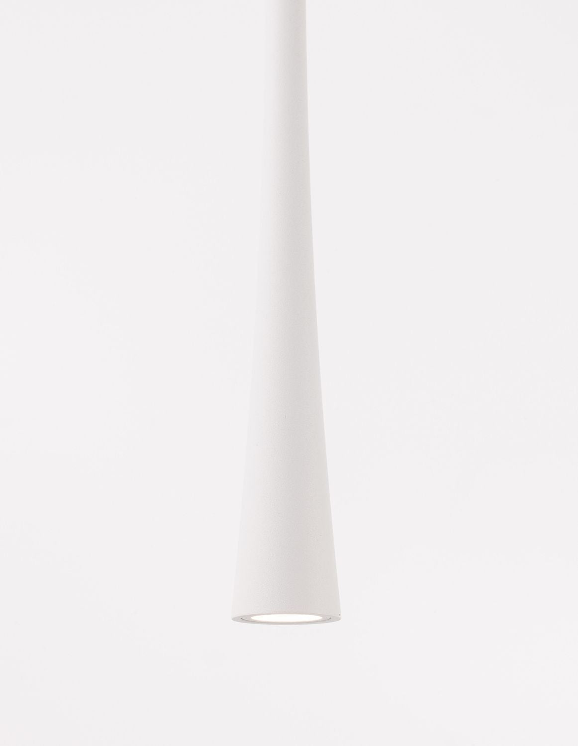 Suspension blanche conique allongée, vue de face sur fond neutre clair