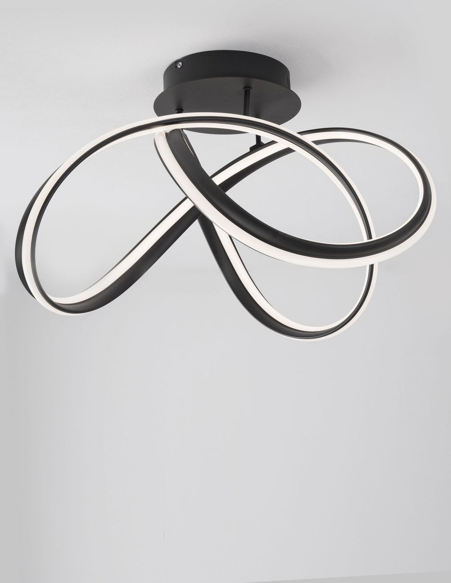 Vue de face du luminaire fixé au plafond sur fond gris clair