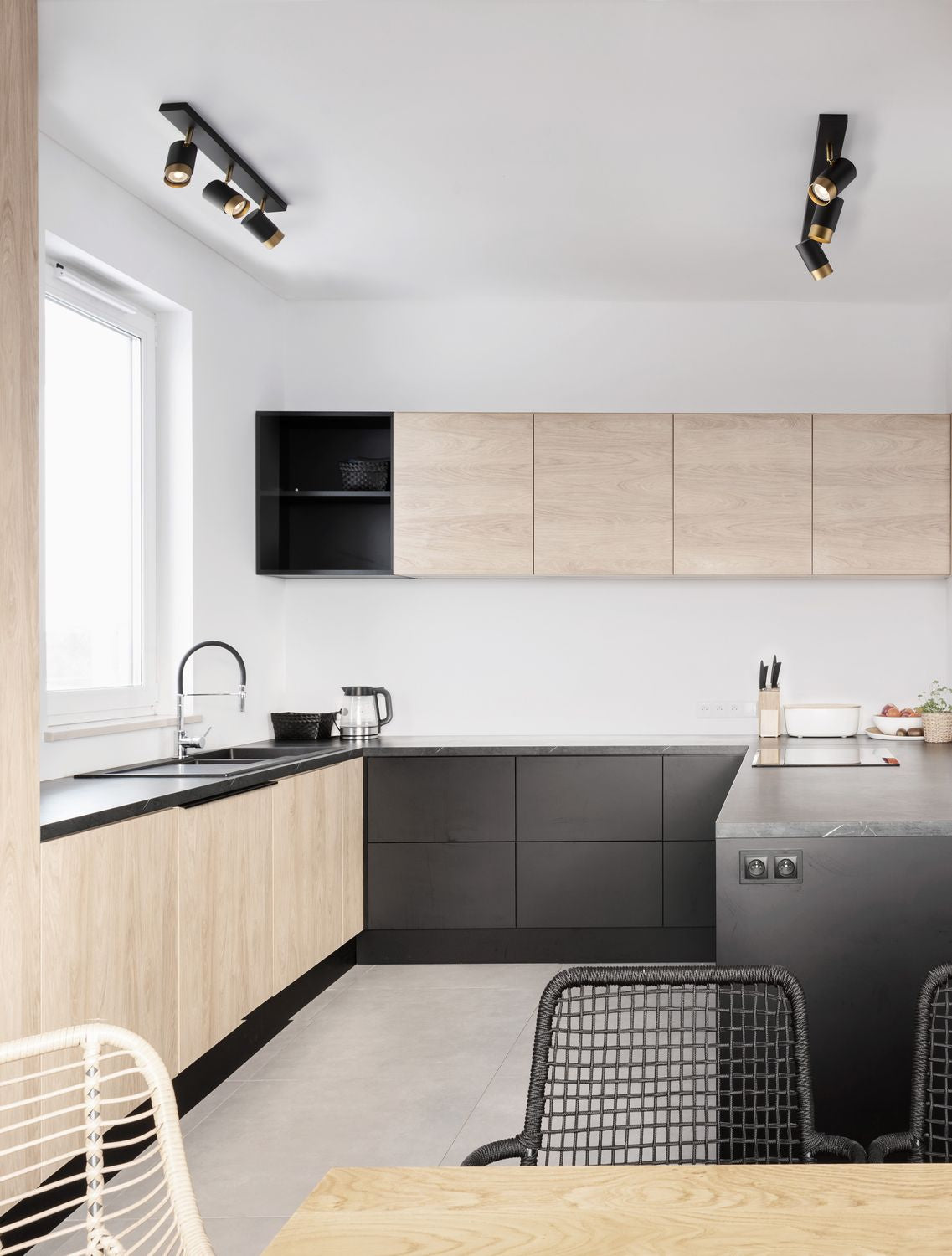 Mise en ambiance cuisine moderne avec deux plafonniers noirs et dorés au plafond