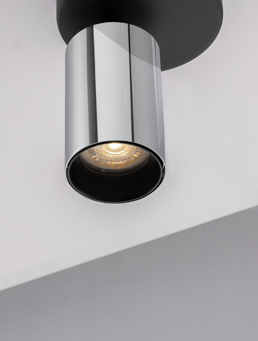 Détail rapproché de la lentille LED dorée dans le réflecteur noir