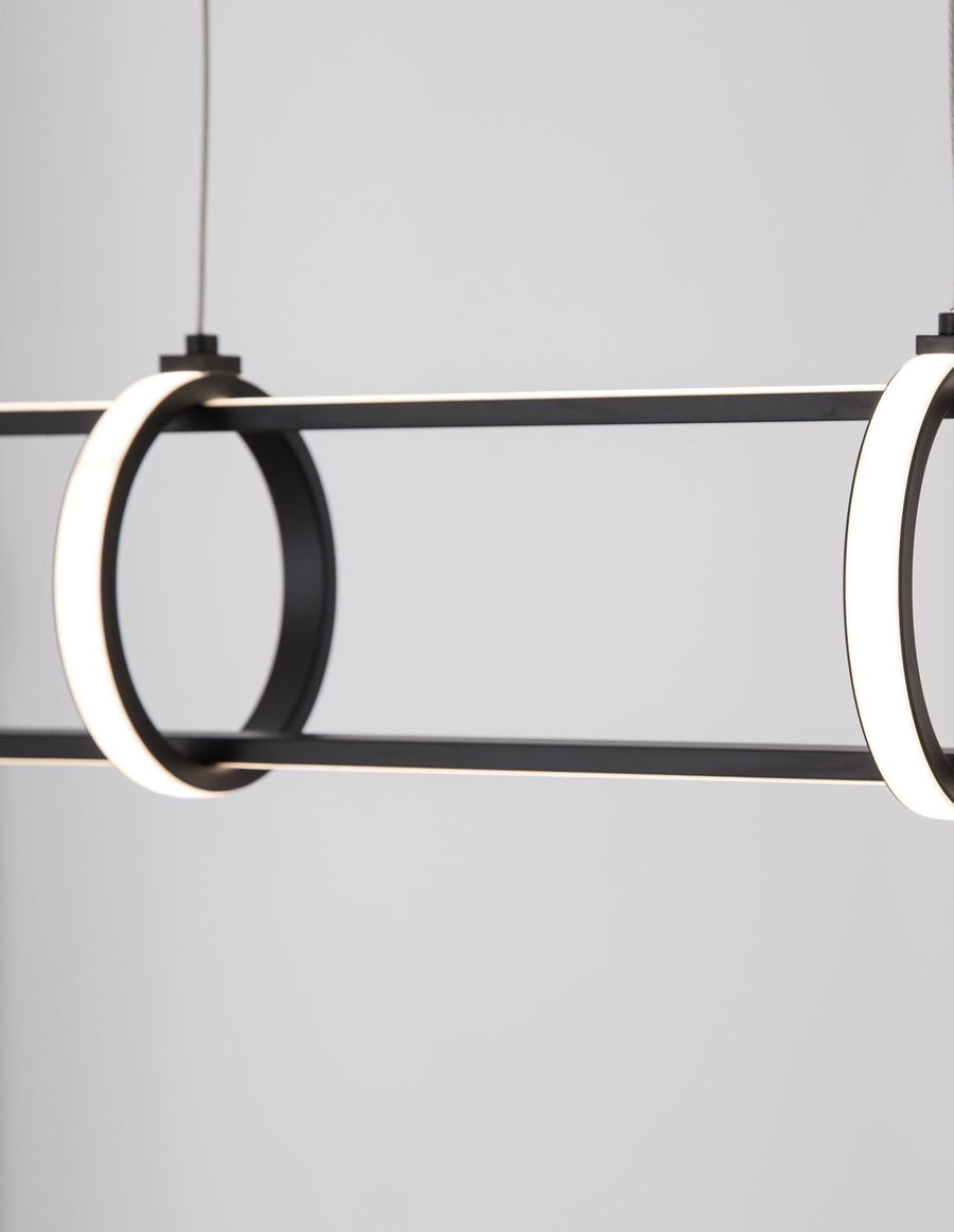 Gros plan sur un anneau, ruban LED blanc et structure métallique noire mate