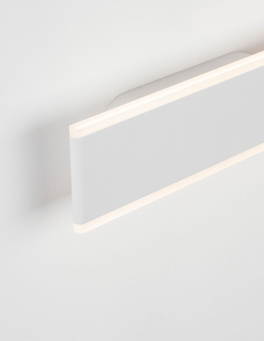Gros plan sur l'arête du luminaire montrant la diffusion lumineuse sur les bords.