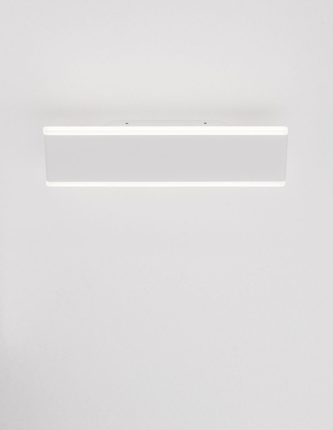 Applique murale blanche fixée au mur, éclairant vers le haut et vers le bas.
