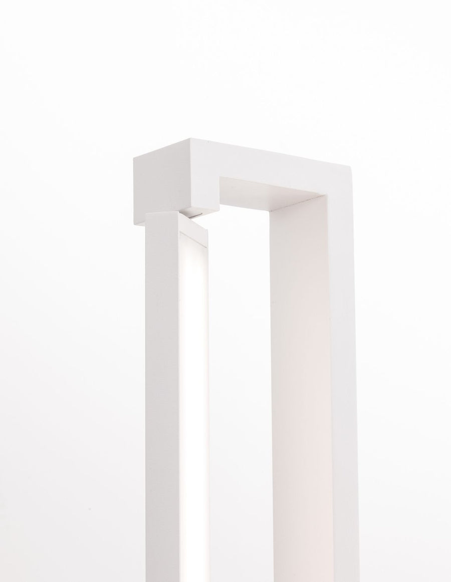 Détail du sommet du lampadaire blanc, cadre carré et tube lumineux intégré