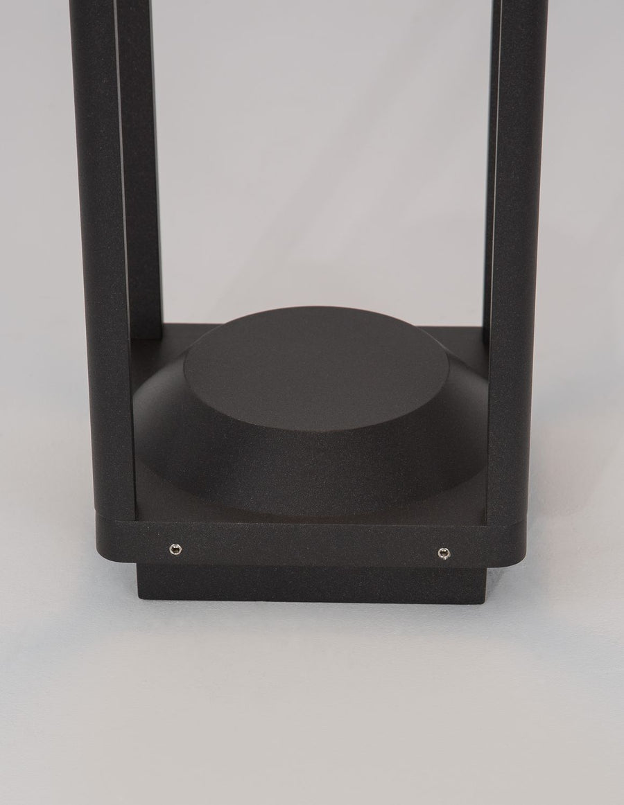 Détail du socle : dôme central, platine carrée et vis de fixation inox.
