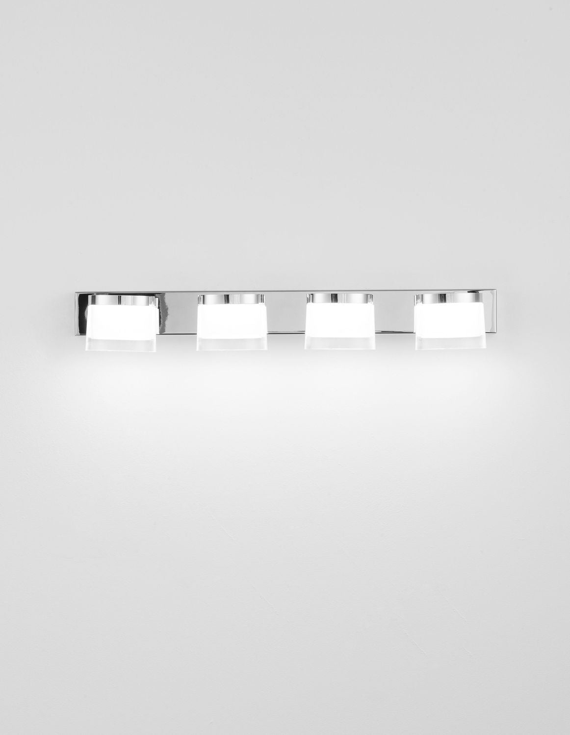 Luminaire allumé de face, halo lumineux diffusé sous les quatre diffuseurs blancs