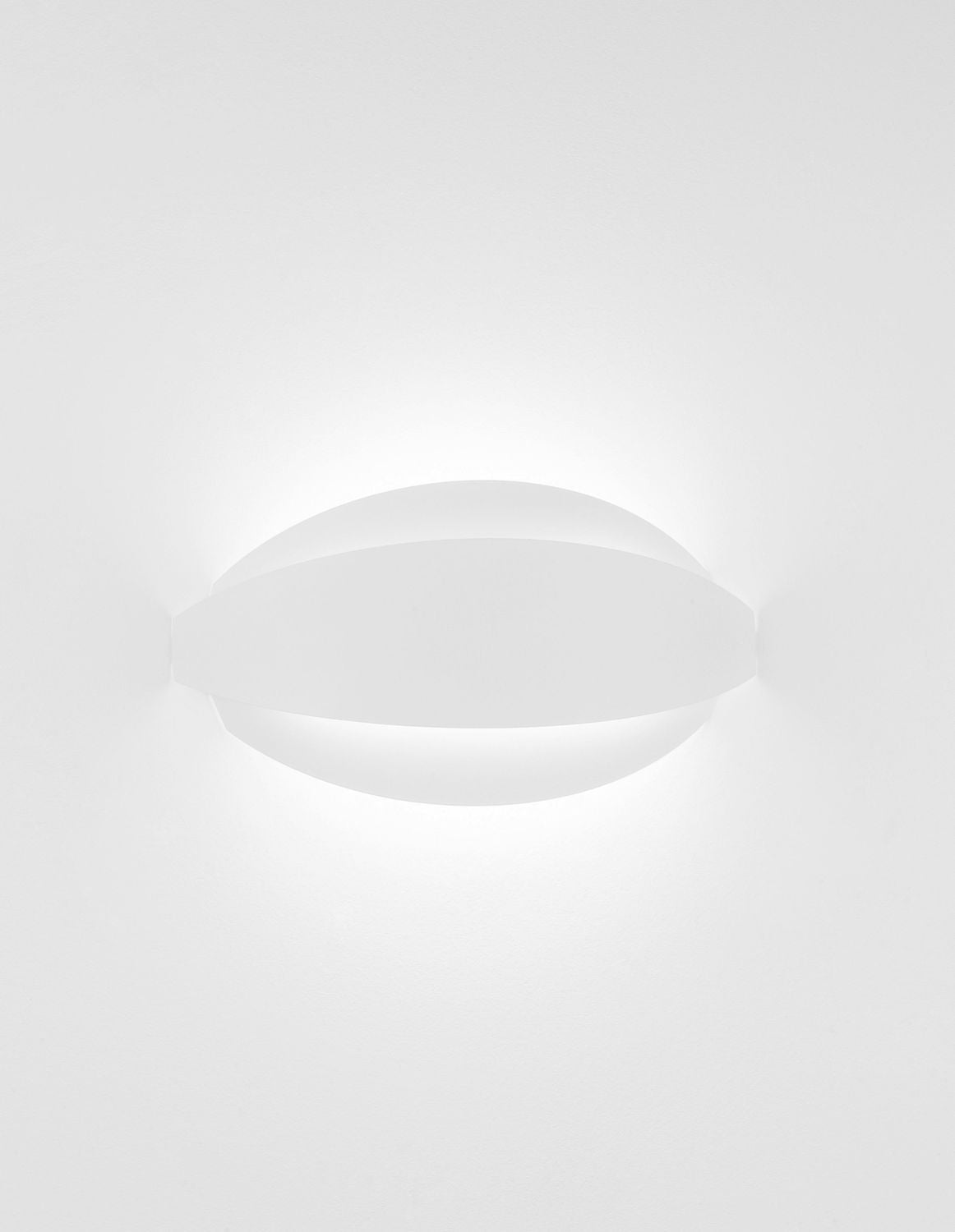 Luminaire allumé diffusant une lumière douce et diffuse sur le mur