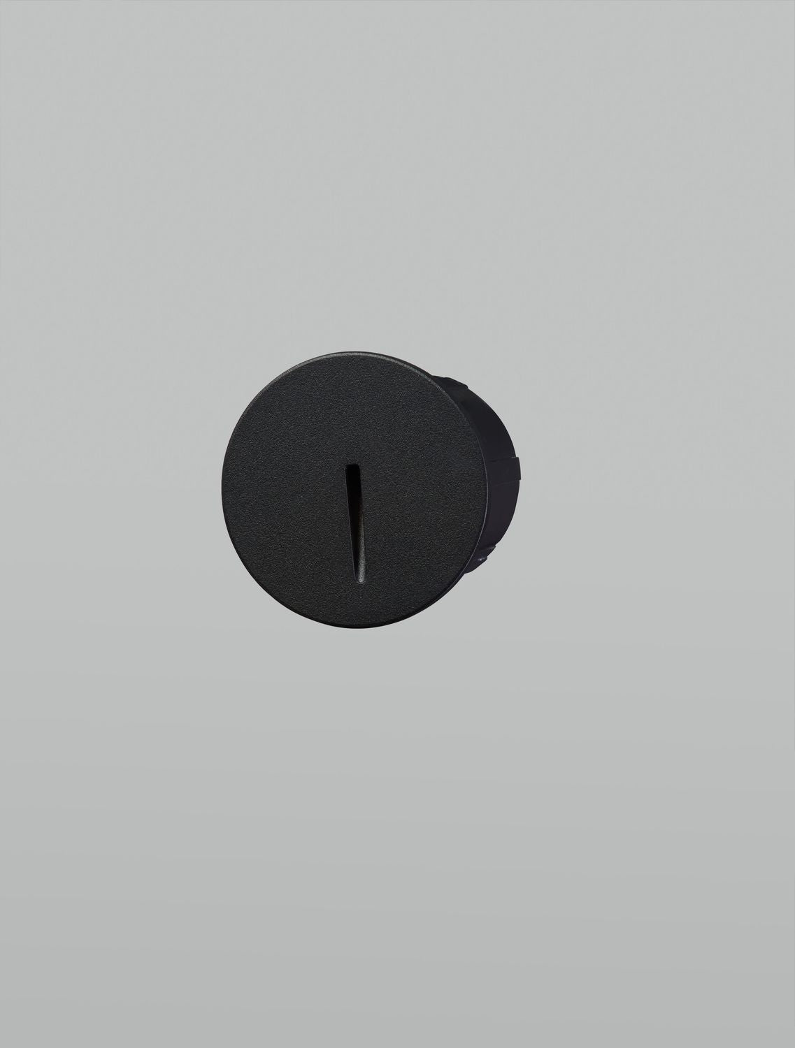 Vue de trois quarts de l'applique noire, corps cylindrique et façade ronde.