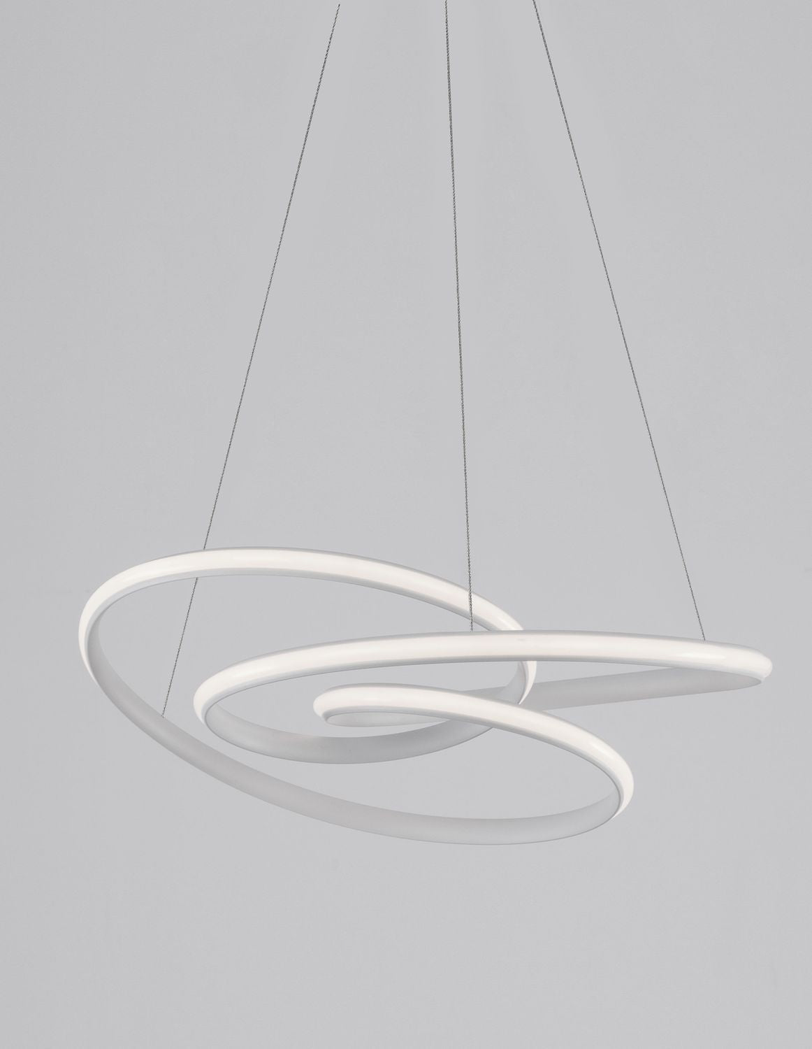 Vue de face de la suspension blanche en spirale sur fond gris clair