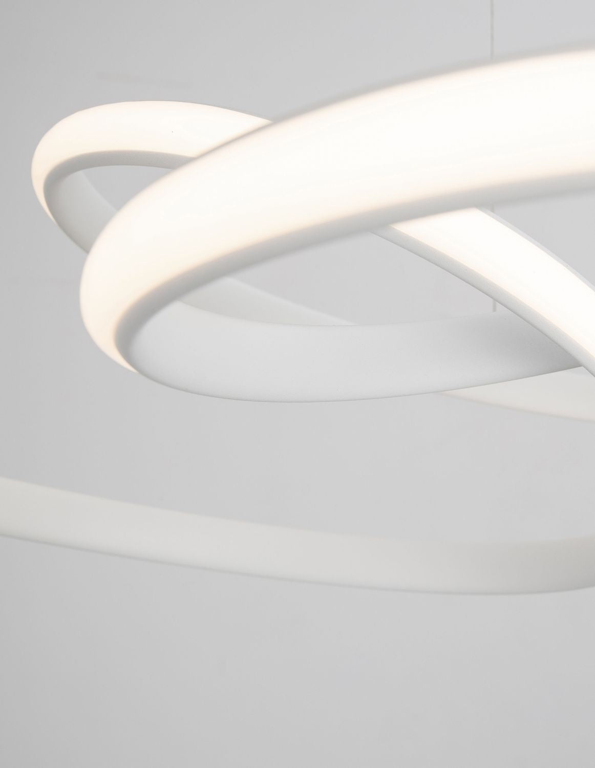 Plan serré sur l'enroulement des rubans diffusant une lumière douce