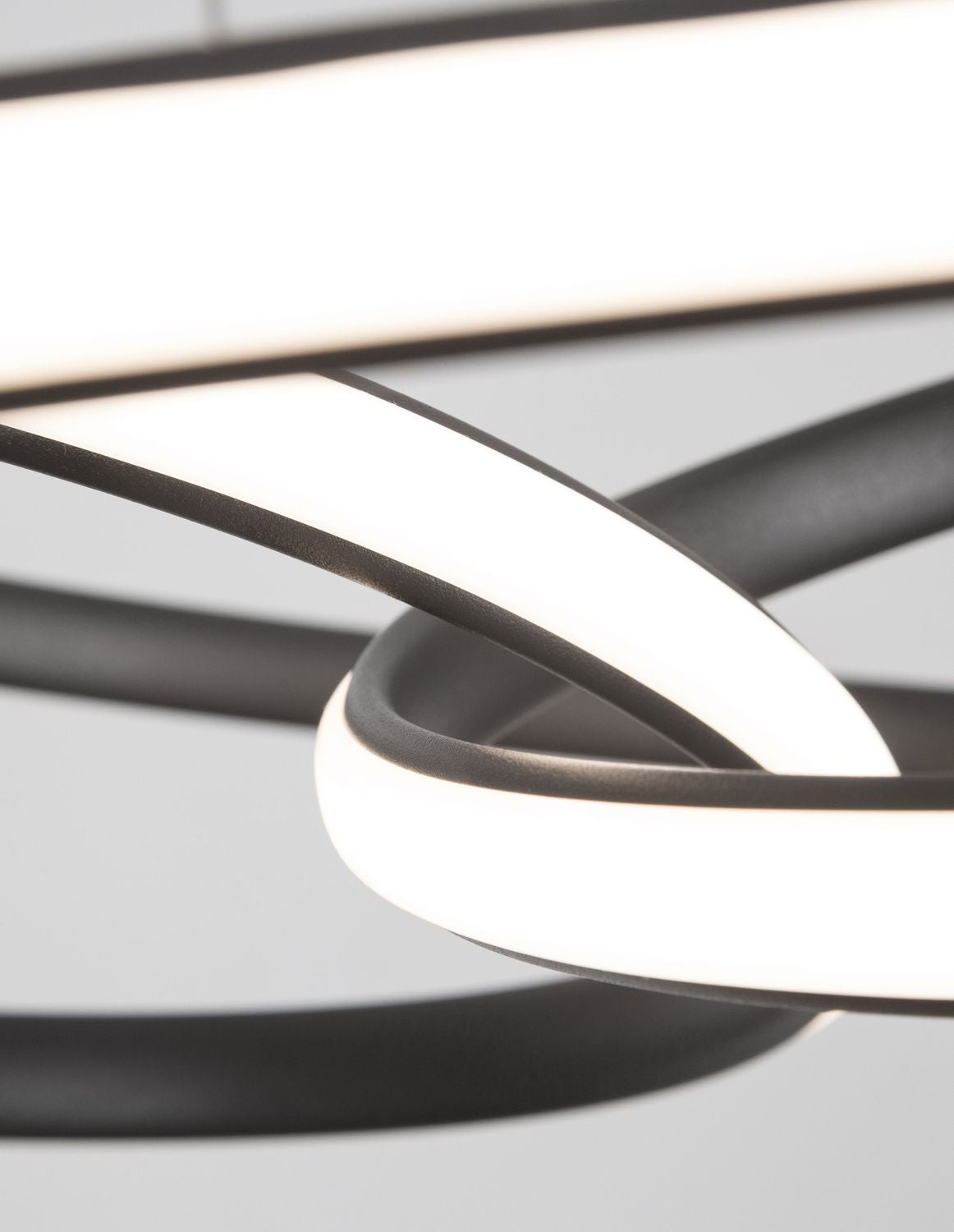Macro de l'intersection des anneaux, finition noire mate et bandeau lumineux
