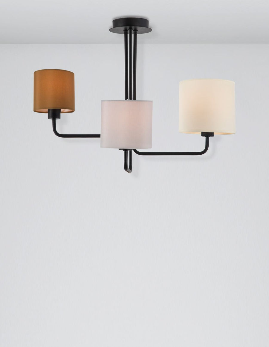 Autre angle de la suspension aux abat-jours beige, blanc et ocre