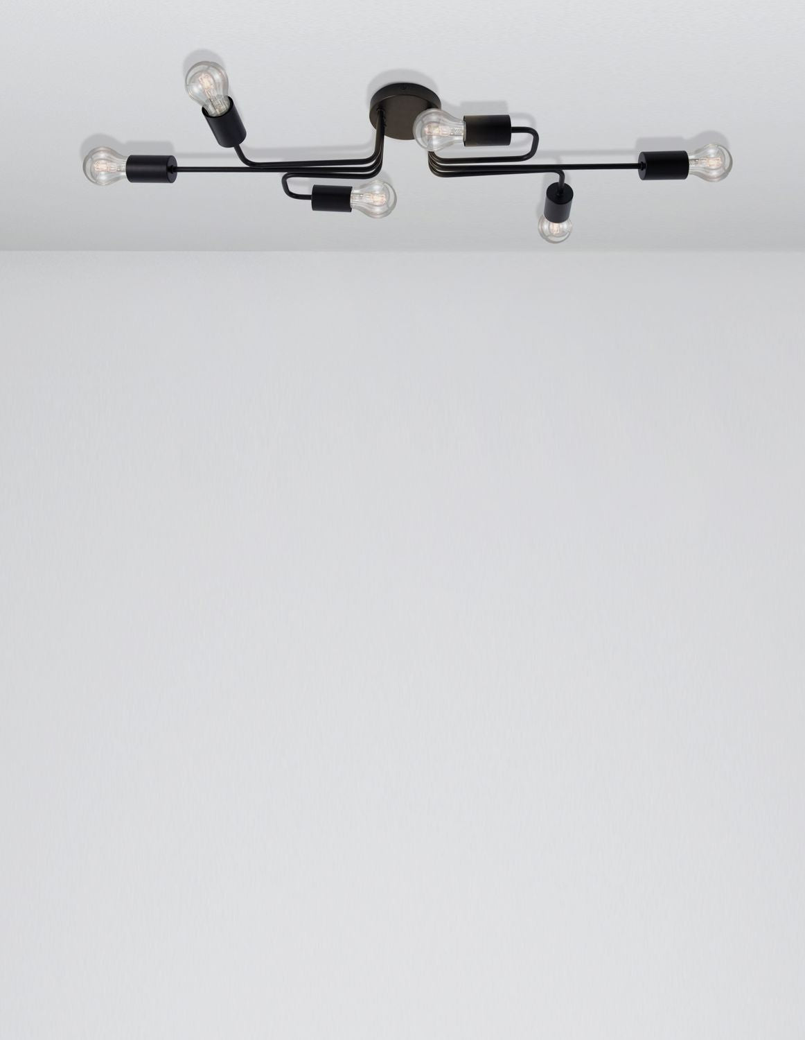 Luminaire fixé au plafond blanc, bras métalliques noirs et ampoules transparentes