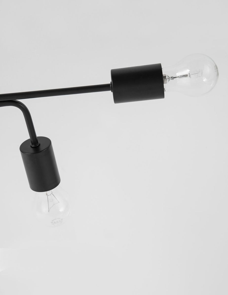 Détail rapproché d'une douille cylindrique noire et d'une ampoule claire