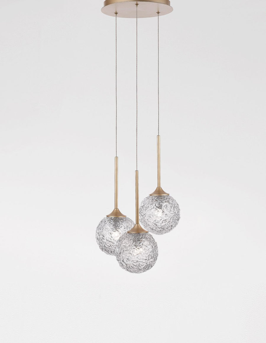 Suspension dorée à trois globes de verre texturé suspendus à câbles fins