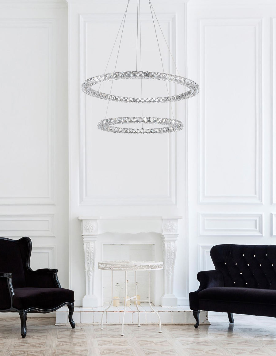 Suspension double anneau de cristal dans un salon blanc à cheminée ancienne